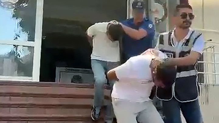 Çocuğunun ameliyatı için biriktirdiği para ve altınları kaptırdı! ‘Adana’da ‘Polis’ Yalanıyla 1 Milyon TL’lik Vurgun: 2 Tutuklama